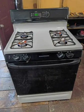 GE. Gas stove. 30 days warranty included