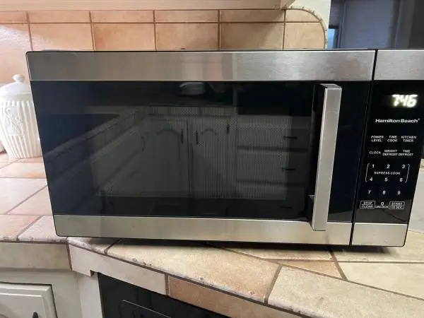Almost NEW Hamilton Beach Microwave 1100w