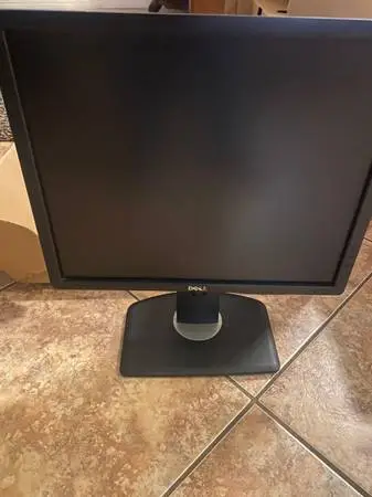 4 Dell 19 Monitors & 1 Vizio 24 TV/Monitor