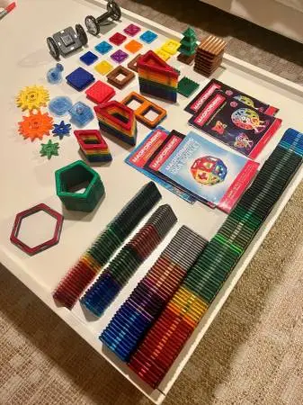 Large collection of Magformers magnetic tiles (350+ pieces).