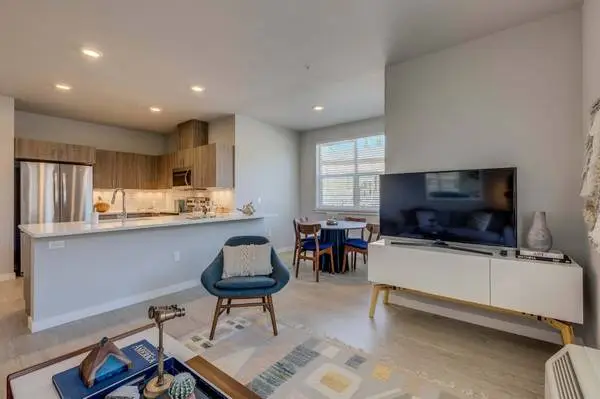 Electric Stove, Washer/Dryer, 2 Bed