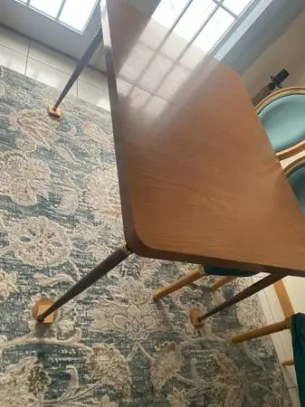 Kitchen / dinning table for sale (4 to 6 people can seat)
