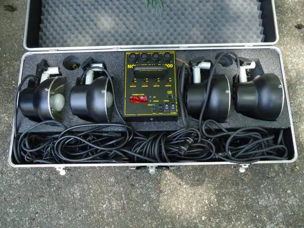 * Novatron 4 studio lighting heads with control panel