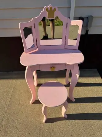 Children’s Vanity With Mirror