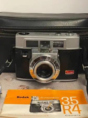 Kodak 1965 original flash bulbs camera with flash bulbs