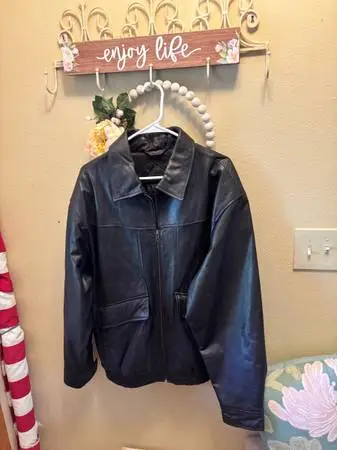 Excellent condition black size medium LA Leather brand men’s genuine leather j