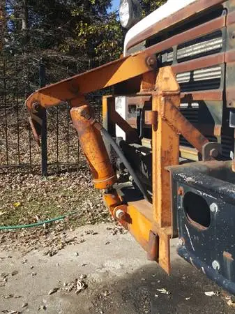 SNOWPLOW LIFT ATTACHMENT FOR LARGE SNOWPLOW