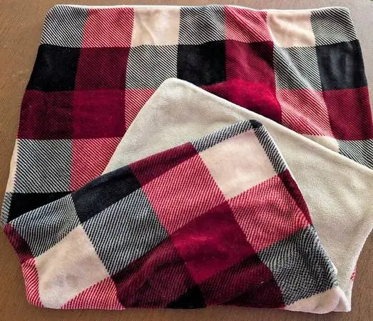 Winter warm flat sheets, pillowcases; throw blankets; king duvet cover