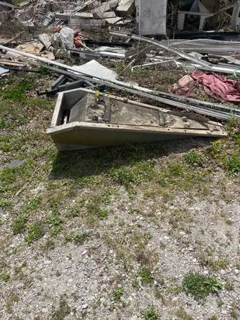 Crest pontoon transom with gas tank