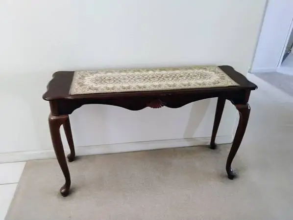 Entrance table