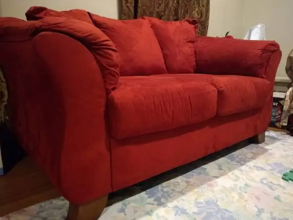 Cómodo sofá de terciopelo rojo, en excelente estado, ¡imperdible!  Com