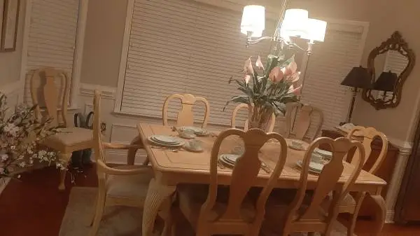 Beautiful dining room table, 2 leafs and 8 upholstered chairs
