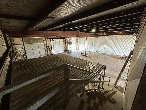 COMMERCIAL BUILDING ON 3 ACRES