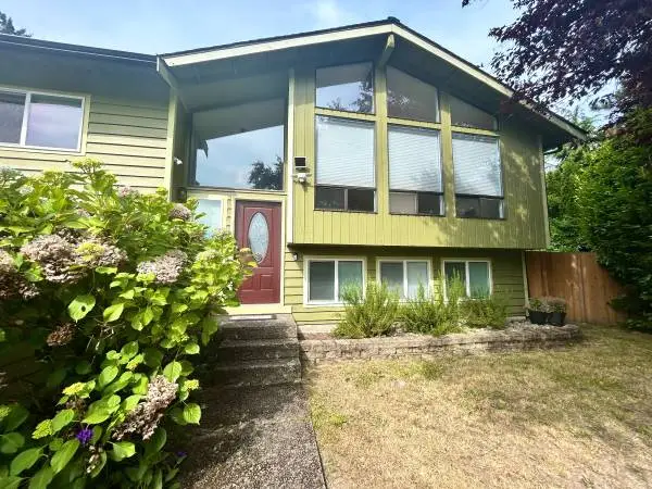 🏡 $3,800 | Spacious 4BR/3BA Kent Home | 2-Car Garage + Large Yard