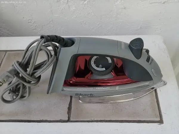 *   *    *  SHARK Professional Steam Iron GI305-13  *   *   *