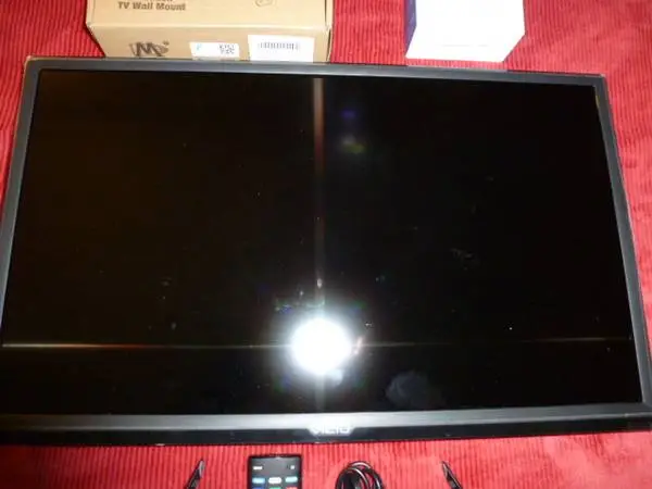 Vizio 24 TV with mount & antennae