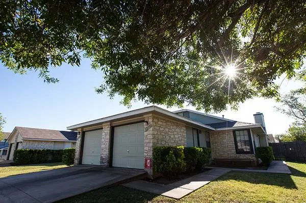 DUPLEX | HARDWOOD FLOORS | GE ENERGY STAR | FENCED YARD | BIG PETS