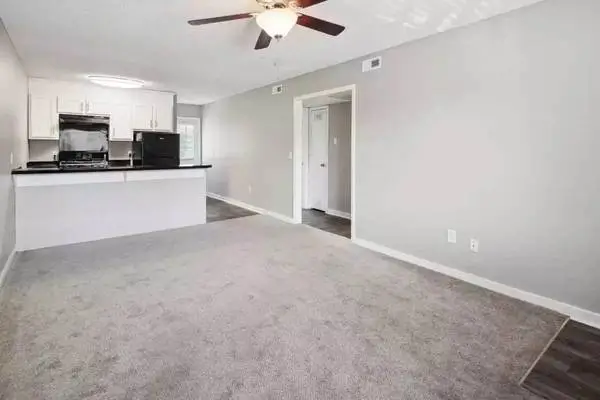 Were right on the bus line! Great 480 sq ft 1 bed, 1 bath!