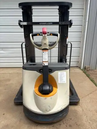 Crown ST3000-25 Electric Forklift
