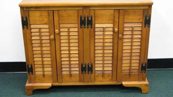 SOLID WOOD CABINET - (4) Louvered Doors / (2) Shelves - EC .....
