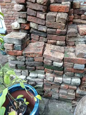 SEEKING OLD SOLID BRICKS