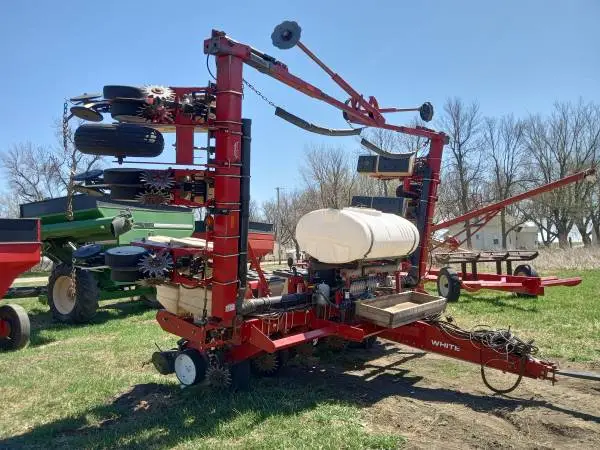 White 6122 12-row planter- liquid fert & row shutoffs- excellent