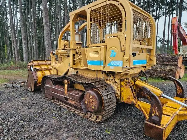 International 175C track loader