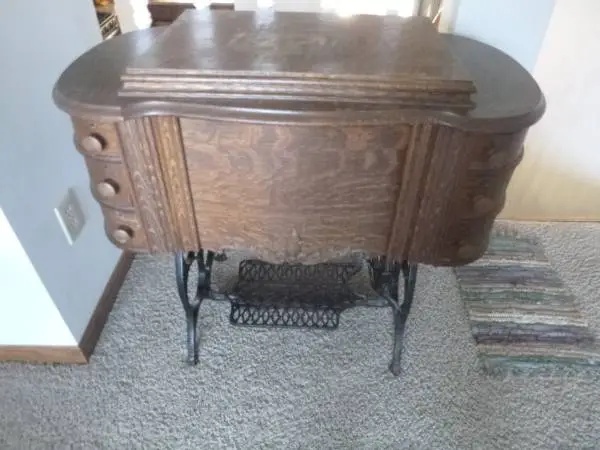 ANTIQUE HUSVENNEN COMPLETE SEWING MACHINE