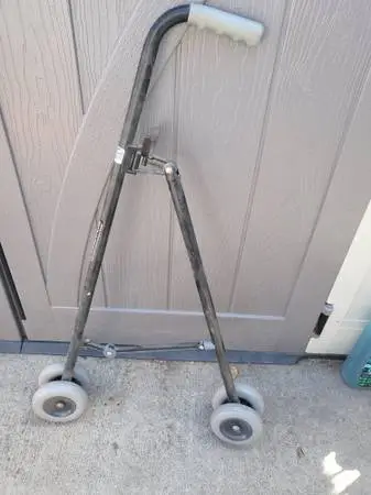 WALKING CANE WITH WHEELS
