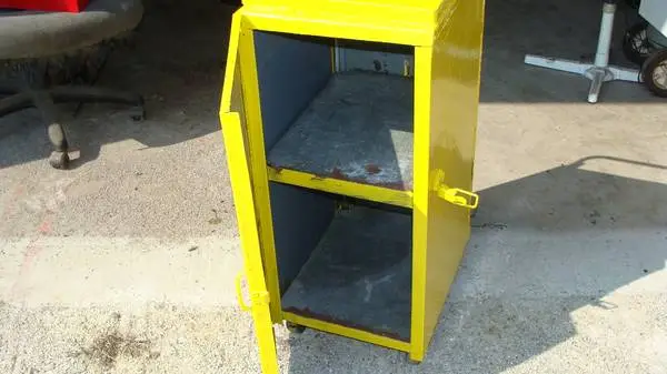 3 cabinets 2 on wheels