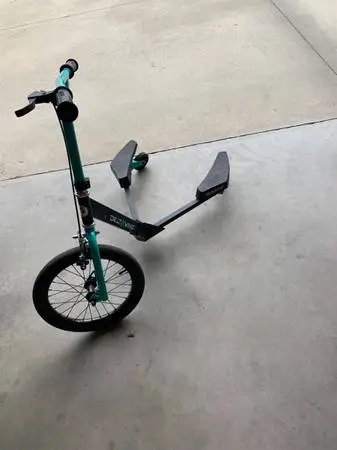 Razor DeltaWing Three Wheel Scooter w/hand brake, exc condition