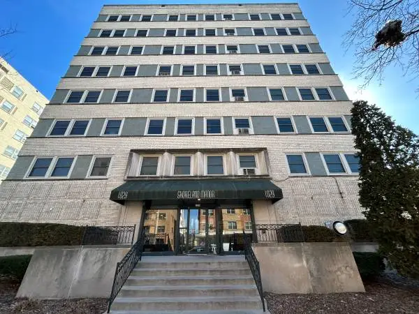 Spacious 1 BR Downtown w/Internet Included!! HALF OFF FIRST MONTH RENT