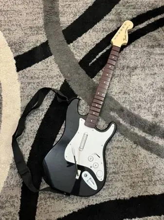 Rock Band 4 Black Wireless Guitar Fender Stratocaster Xbox One 91161