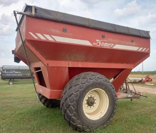 Demco 650 grain cart with tarp- red
