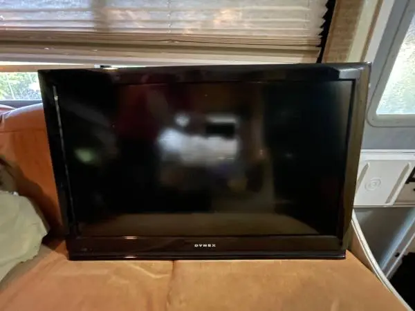 32 Dynex flat screen TV