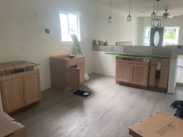 Installer kitchen cabinets &countertop