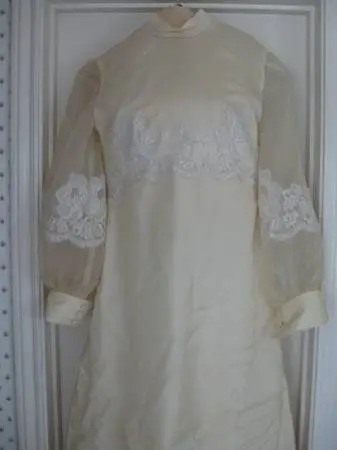Size 8 or 10 Wedding Dress and Short Veil
