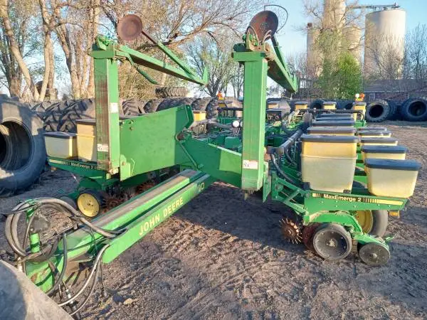 John Deere 7200 16-row vacuum planter- excellent condition