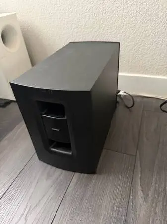Like new Bose CineMate 1 SR digital wireless home theater subwoofer.
