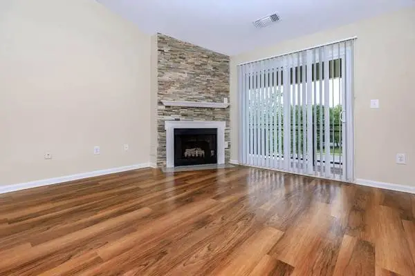 Den or Study, 1B/1B, Located in Ashburn