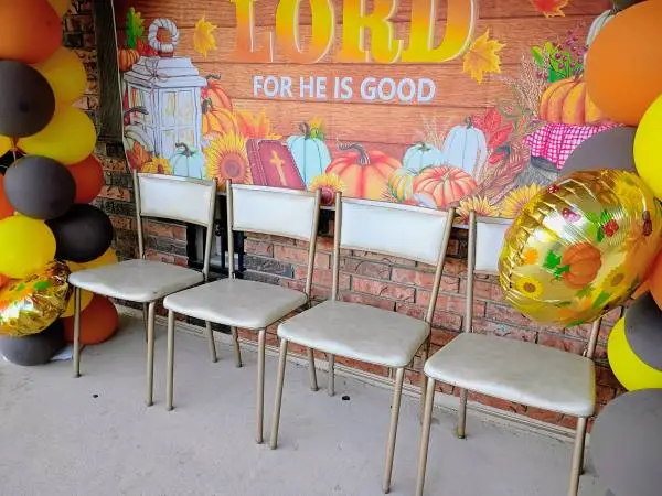 Very Nice Tri-Fold Event Chairs!