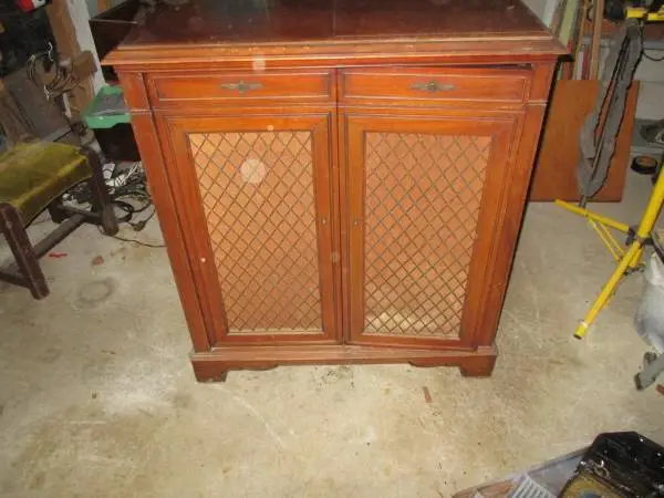 1947 MAGNAVOX CONSOLE AM/FM/RP model 155