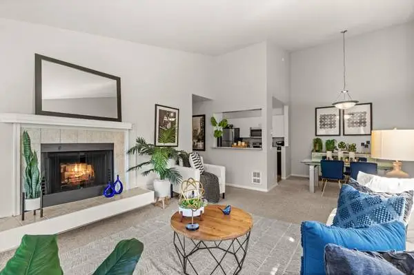 Double Sinks, 3 bedroom 2 bath, indoor + outdoor pool, in Kent WA