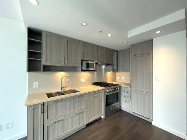 1 bedroom,1flex,solarium&parking unit at Wall Centre Central Park!