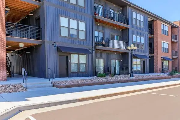 Cable Ready, Easy Access to Freeways, 9Ft Ceilings