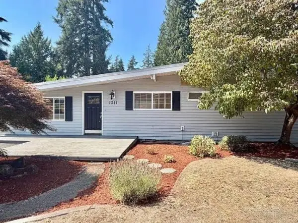AMAZING 4bedroom home in bellevue! Lovely balcony