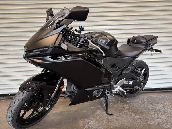 2025 Yamaha YZF-R3 Matte Stealth Black