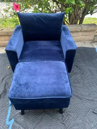 BEAUTIFUL LIKE NEW 2 PC BLUE VELVET LOUNGE CHAIR WITH STORAGE CAN DELIVER LOCAL