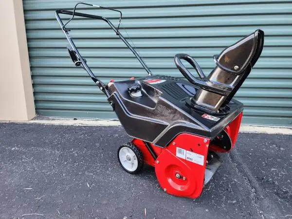 MINT Yard Machines Gas 4 Cycle (no mixing oil) Snow Blower RUNS GREAT