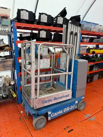 GENIE GR-20 VERTICAL MAST BOOM LIFT - 2018 MODEL - NEW BATTERIES